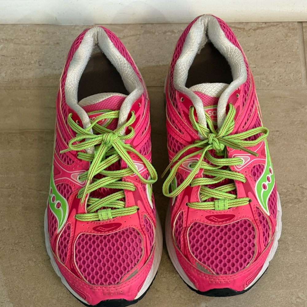 Saucony Guide 6 Pink and Green Running Cross-training Shoes with Mesh Upper